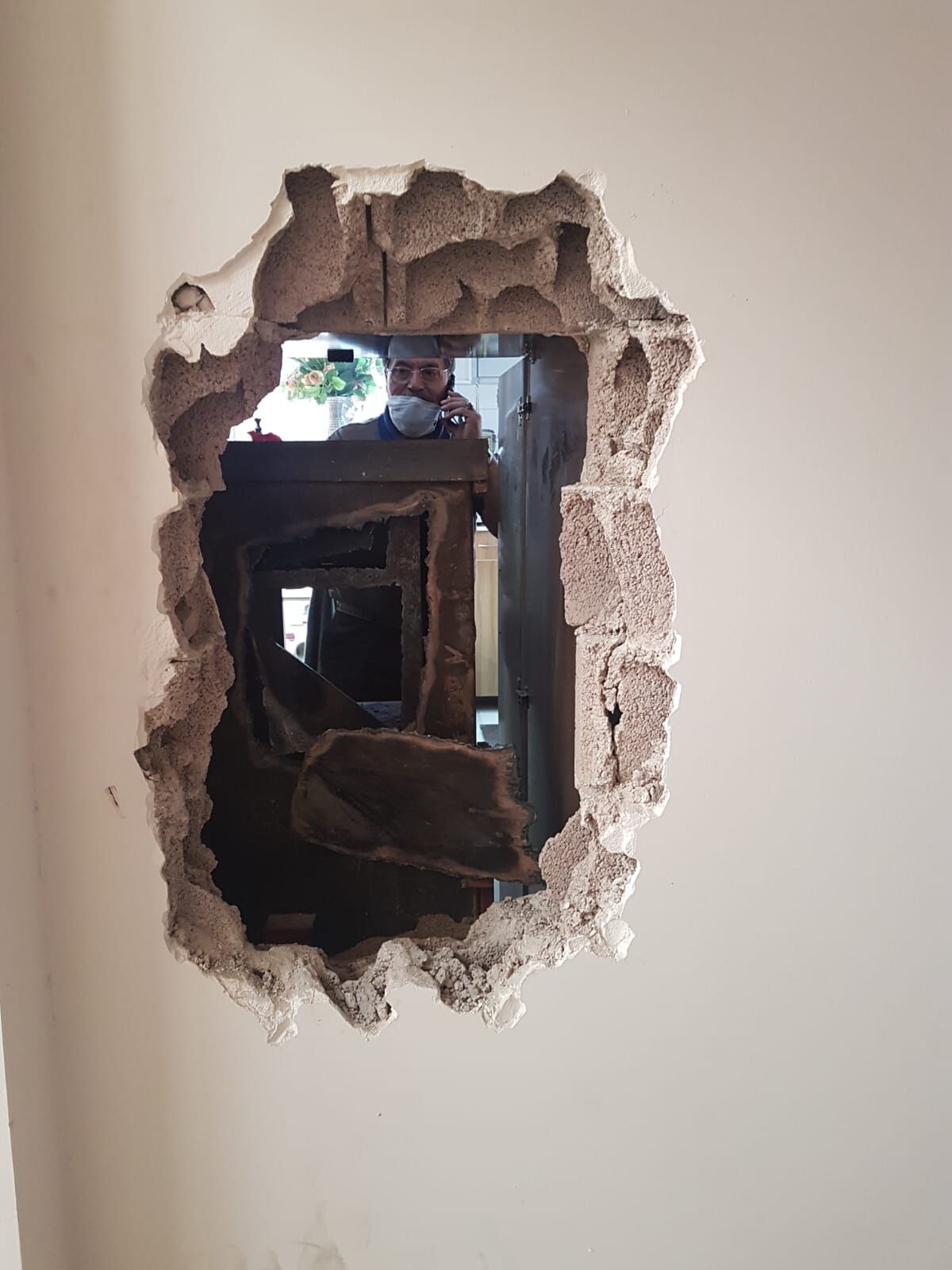 kayseride maskeli 3 kisi duvari kirip girdileri kuyumcuyu soydu 7138 dhaphoto3
