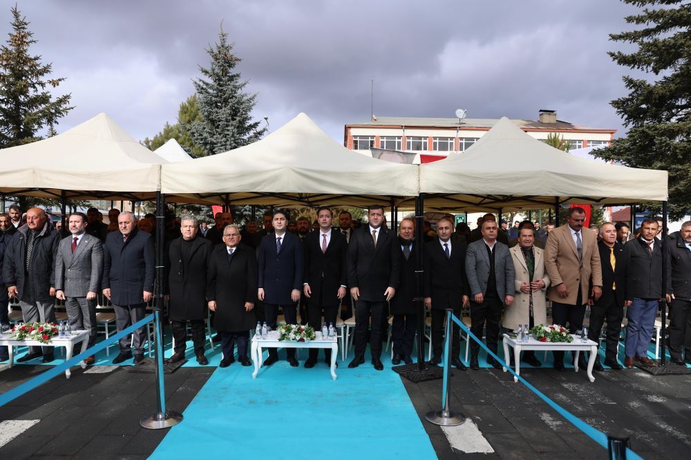 Memduh Büyükkılıç koli dağıttı