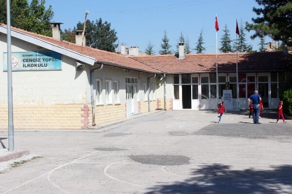 Aynı arsada birisi 5 yıldızlı diğeri duvarları çatlak bir okul1