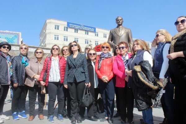 CHP İl Başkanı Özer ne yapıyor Kadınların yürüyüşüne katılmadı3