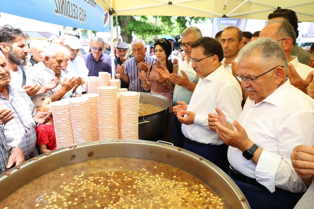 Aşure Dağıtımı (2)