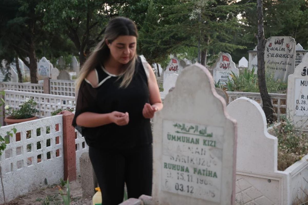 İlginç Olay Öldü Diye Yapılan Mezarının Başında Dua Etti! 3