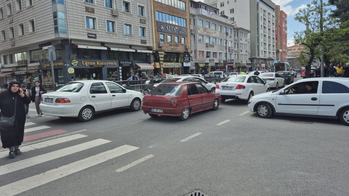 Kayseri’de Yine Motosiklet Kazası! Aracın Çarptığı Kurye Metrelerce Sürüklendi (3)