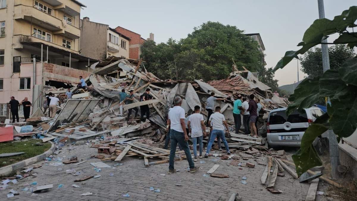 6.1 Büyüklüğündeki Deprem Sonrası Bina Çöktü! (1)