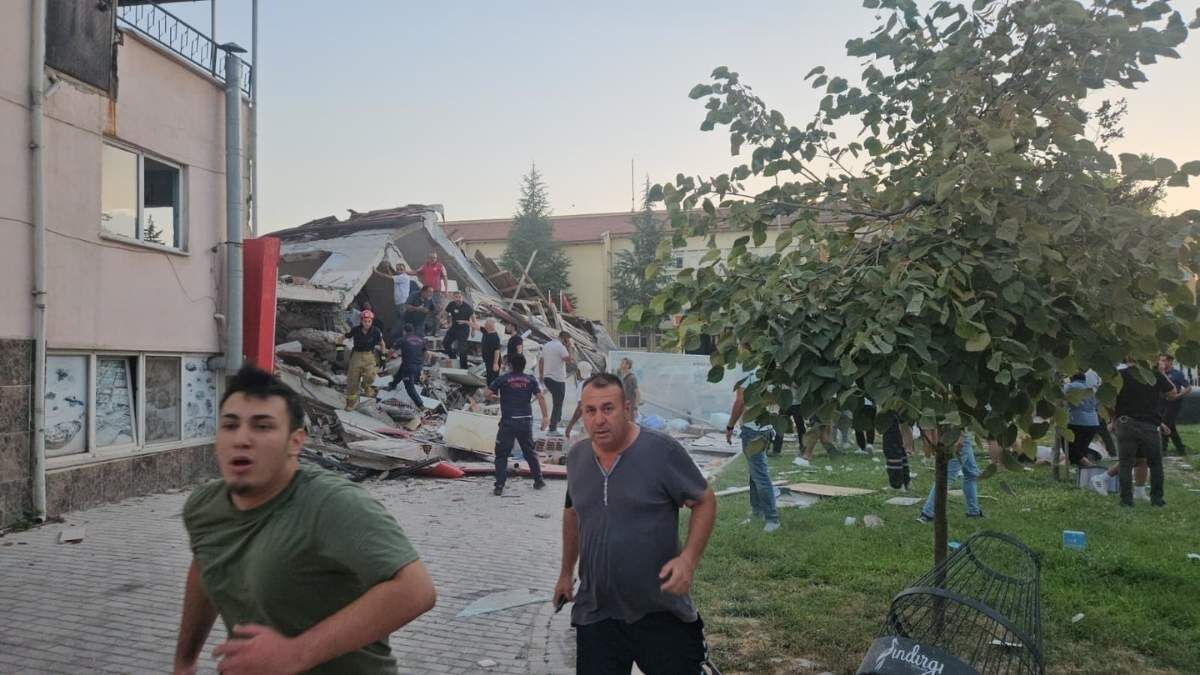 6.1 Büyüklüğündeki Deprem Sonrası Bina Çöktü! (4)