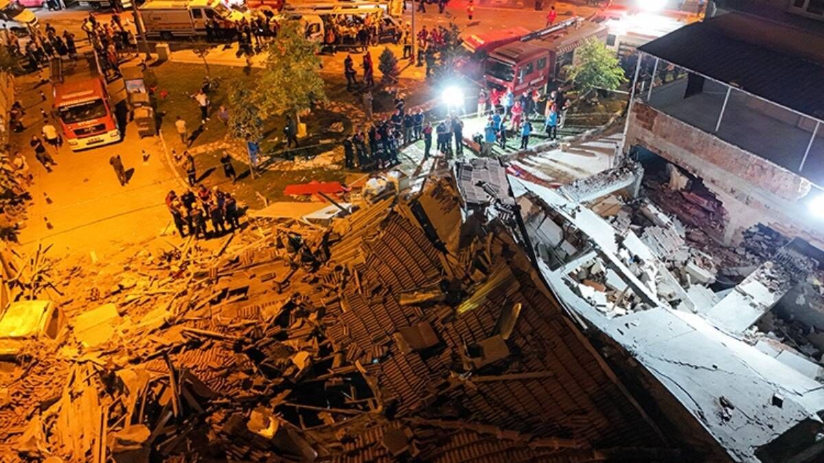 Balıkesir Depreminde Yıkılan Binada 1 Ölü Müteahhit Ve Bina Sahibi Gözaltında (1)