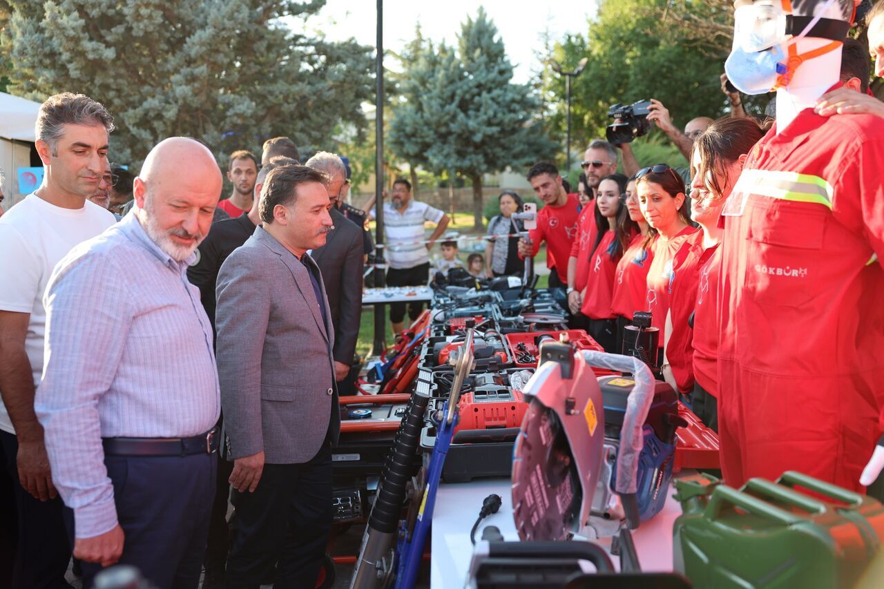 Kayseri Valisi Gökmen Çiçek, İçişleri Bakanlığı Ve Valiliğin Destek Verdiği Proje Kapsamında Alınan Güvenlik Malzemelerinin Teslim Törenine Katıldı (3)