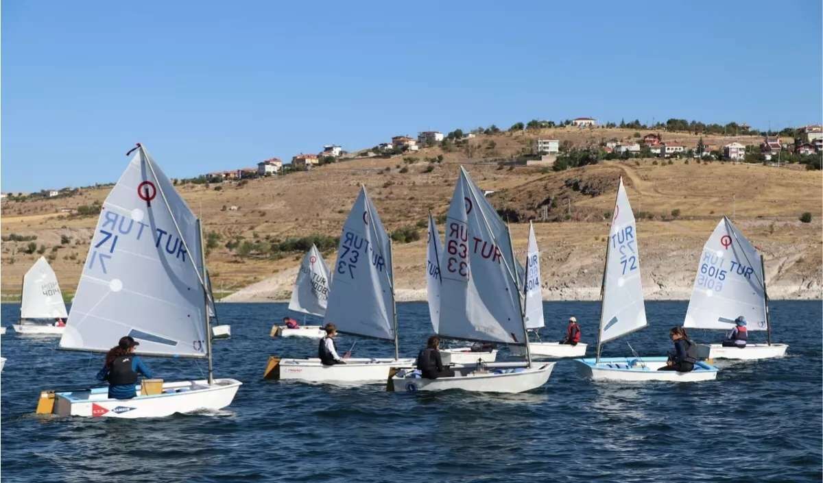 57 Sporcu Yamula Barajı’nda Yelken Açtı (1)