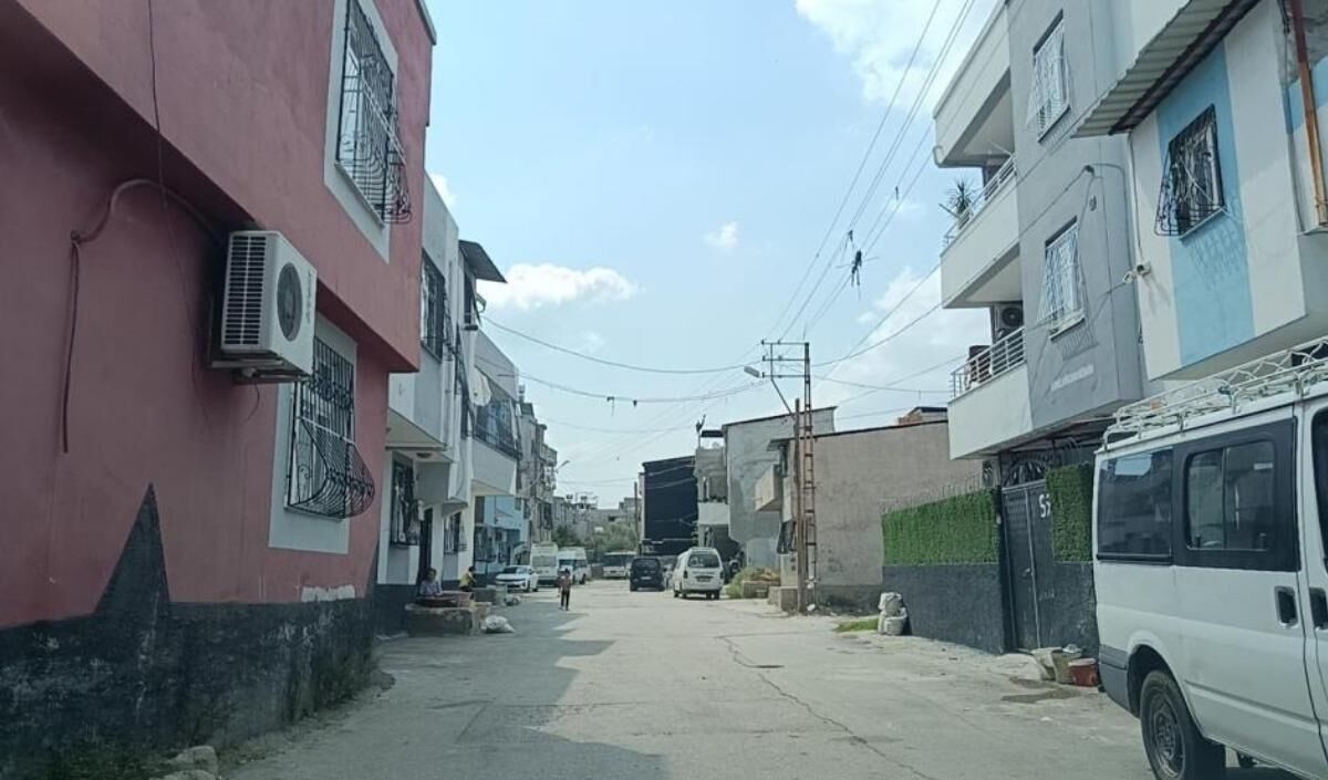 Adana’da Silah Kaçakçılarının Polisten Kaçışı Sırasında Bisikletli Çocuğa Çarpması Kamerada 5 Tabanca Ve Kalaşnikof Ele Geçiril (1)