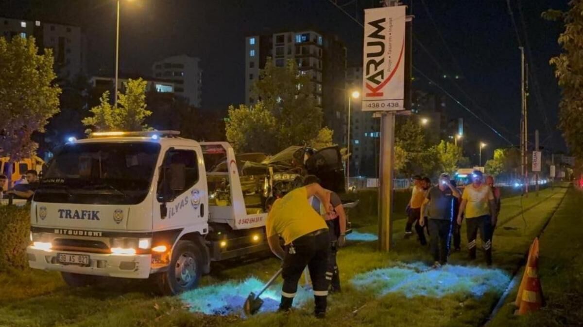 tramvay yoluna savrulan araç