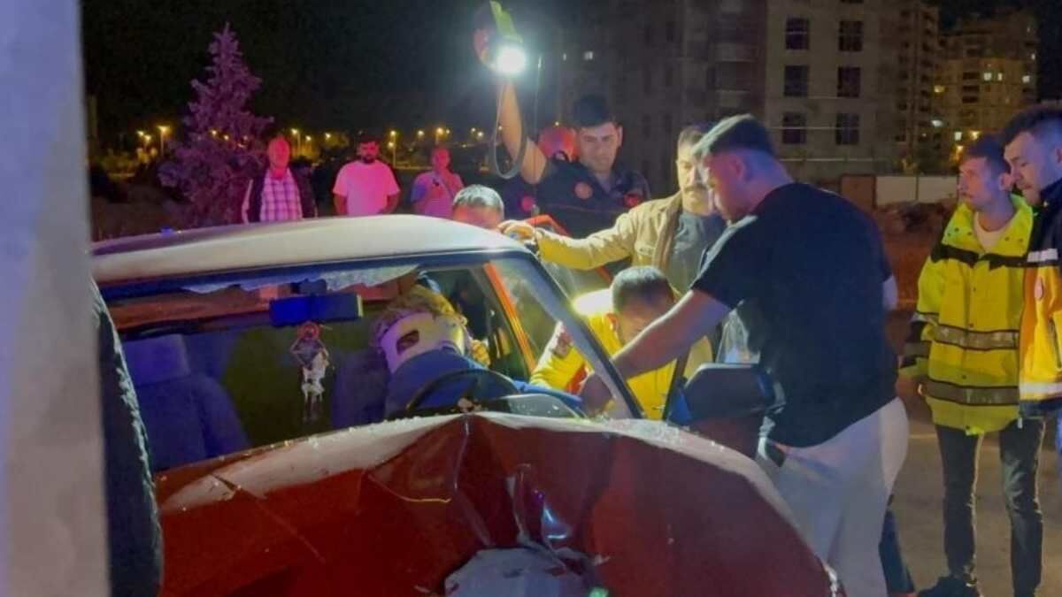 kayseride direğe çarpan sürücü