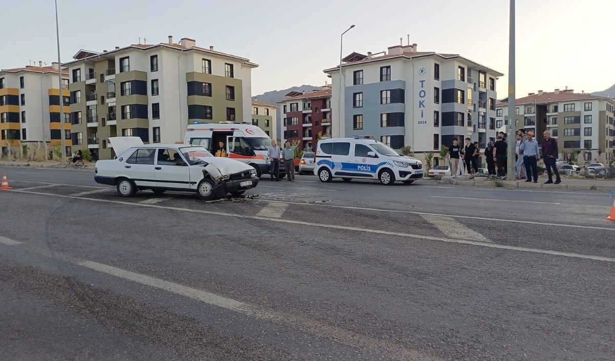 İki Otomobil Çarpıştı! 2 Kişi Yaralandı (1)