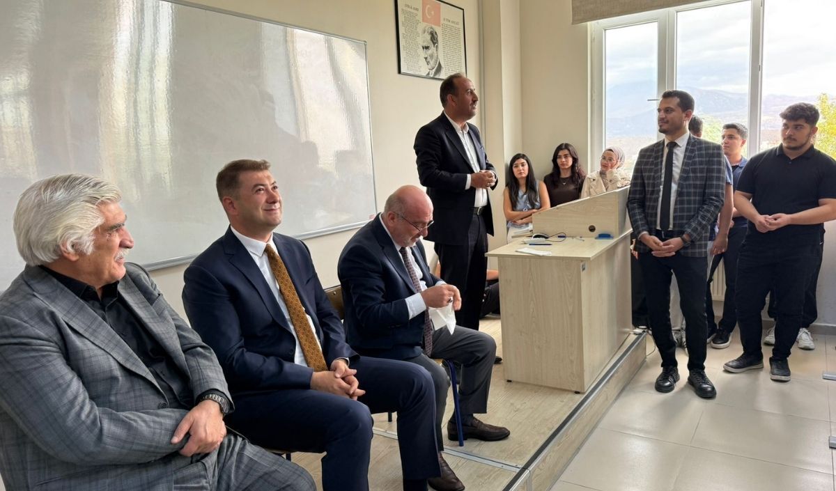 İncesu Belediye Başkanı Mustafa İlmek, İncesu Ayşe Saffet Arslan Sağlık Hizmetleri Meslek Yüksekokulu’nda Öğrenciler (1)