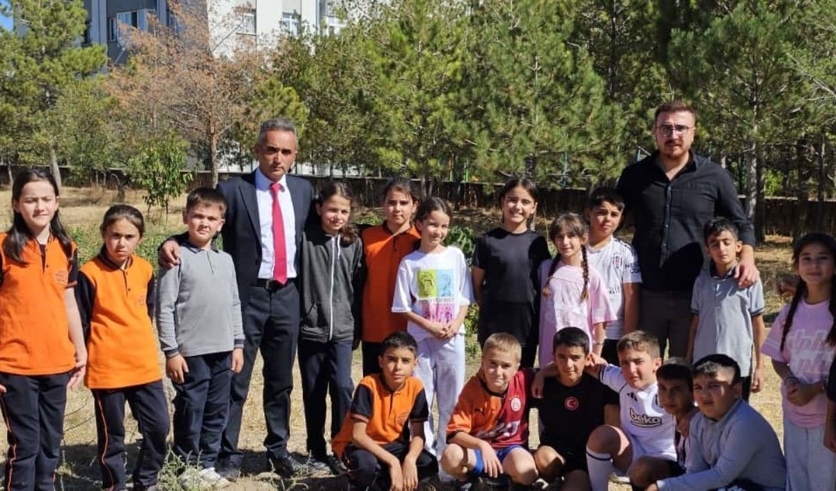 Kayseri’de Ilkokul Öğrencileri Meyve Üretimi Yapıyor (4)
