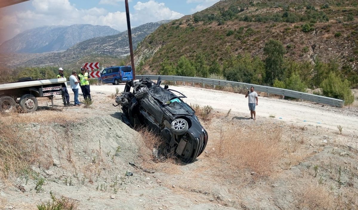 Otomobil Şarampole Devrildi! 1 Ölü 1 Yaralı (1)