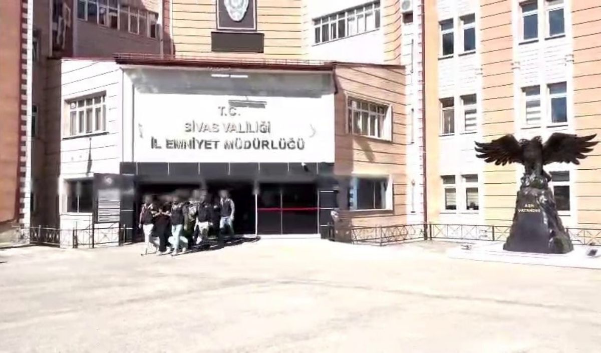 Sanal Bahis Iddiasıyla Milyonluk Vurgun Yapan 3 Kişi Tutuklandı