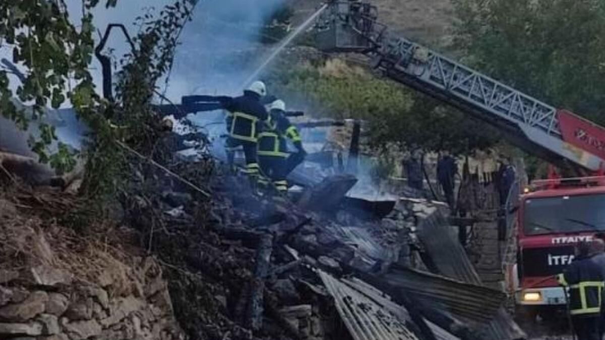 Adanada Çıkan Yangında 2 Engelli Kardeş Enkaz Altında Kaldı (1)