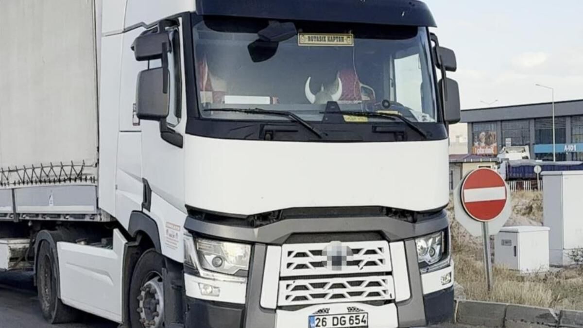 Aksaray’da Kaza Otomobil Ile Tır Çarpıştı,