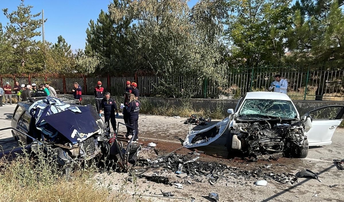 Sivas’ta Iki Araç Kafa Kafaya Çarpıştıi̇ki Otomobil Çarpıştı 1 Ölü, 1 Yaralı (1)