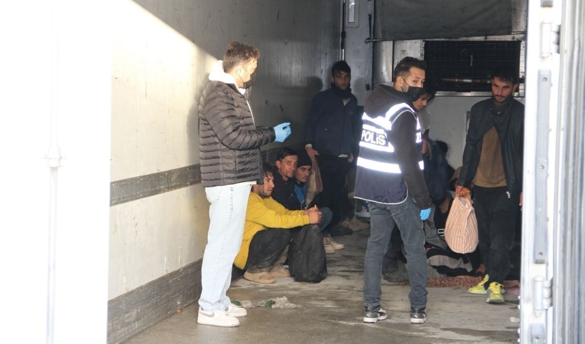 D 100’De Nefes Kesen Operasyon Tır Dorsesinden 28 Kaçak Göçmen Çıktı (3)