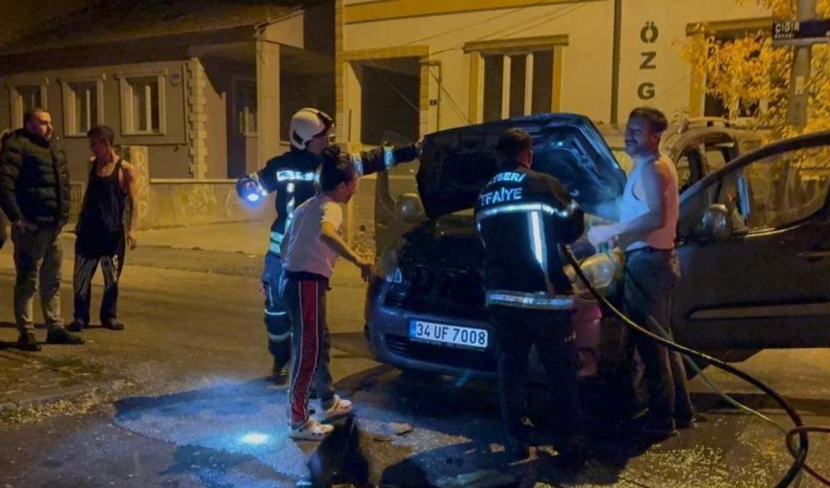Kayseri'de Iki Araç Yanmaya Başladı (1)