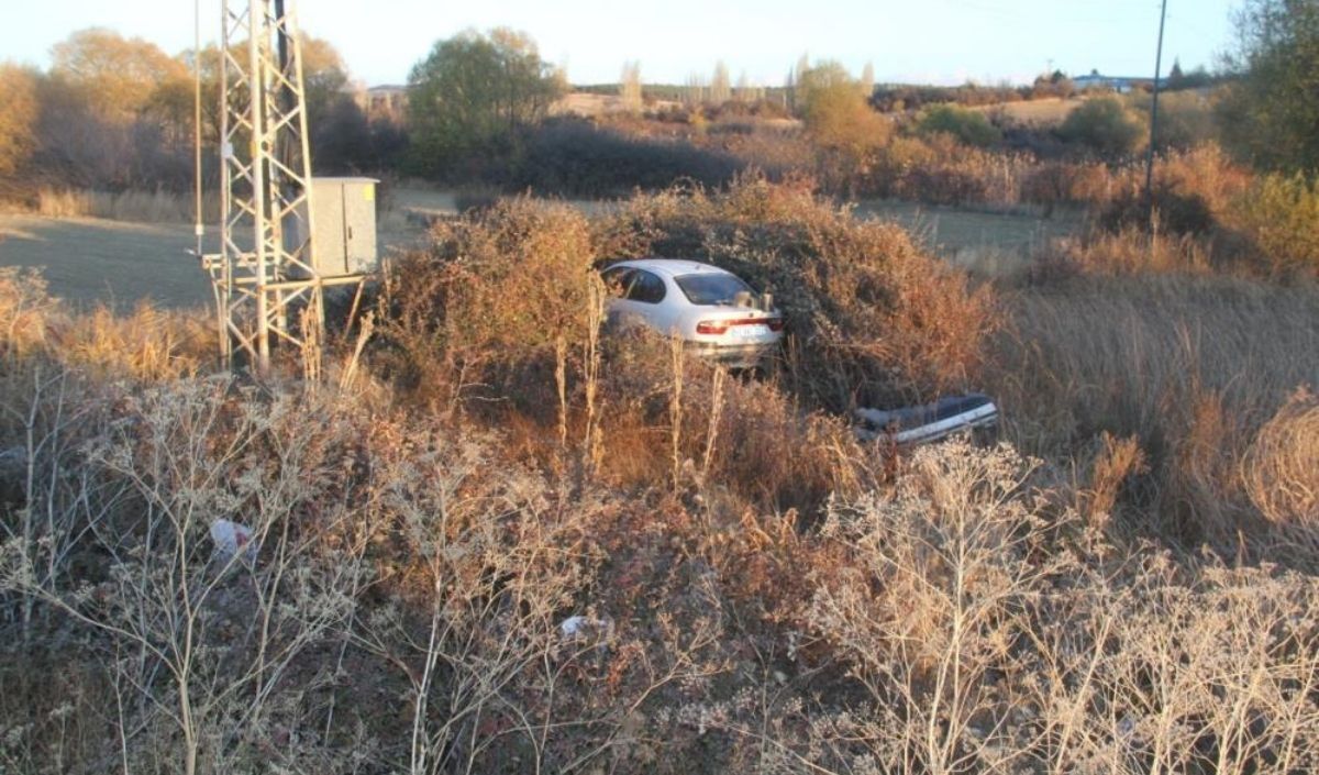 Konya’da Otomobil Araziye Savruldu 2 Yaralı (2)