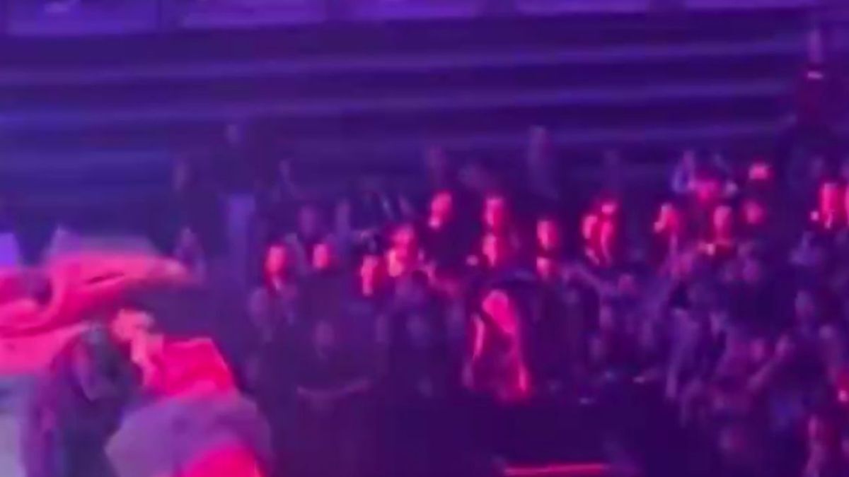 Lvbel C5 İstanbul Konserinde Sahneye Atlamak Isteyen Hayran Alev Aldı!2