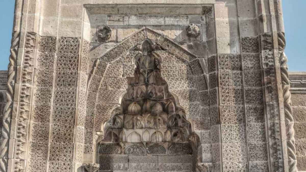 Şehrin Kalbinde 800 Yıllık Sessizlik Sahabiye Medresesi Hangi Sırları Saklıyor2