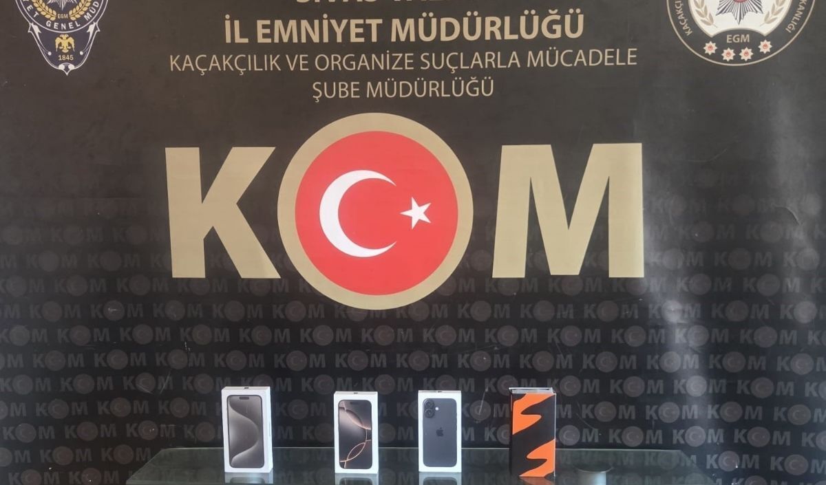 Sivas’ta Kaçak Tütün Ve Cep Telefonu Operasyonunda Binlerce Makaron Ve 22 Telefon Ele Geçirildi. 5 Kişi Gözaltına Alındı. Operasyonun Ayrıntıları Neler Detaylar Deniz Postası’nda! (2)