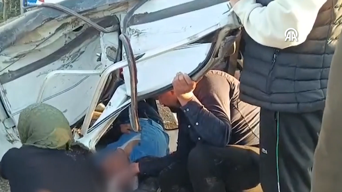 Adana’da Park Halindeki Araca Çarpan Otomobil Devrildi 2 Kişi Yaralandı