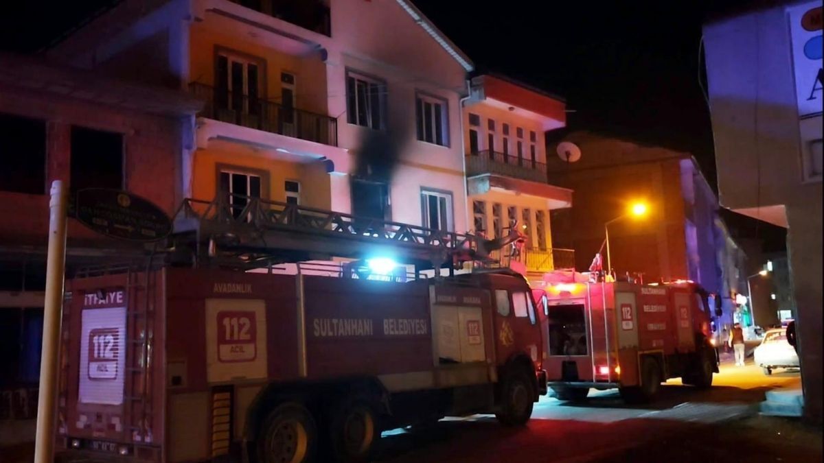 Aksaray’da Felaketi Yaşadılar Sobadan Çıkan Yangın Daireyi Kullanılamaz Hale Getirdi (3)