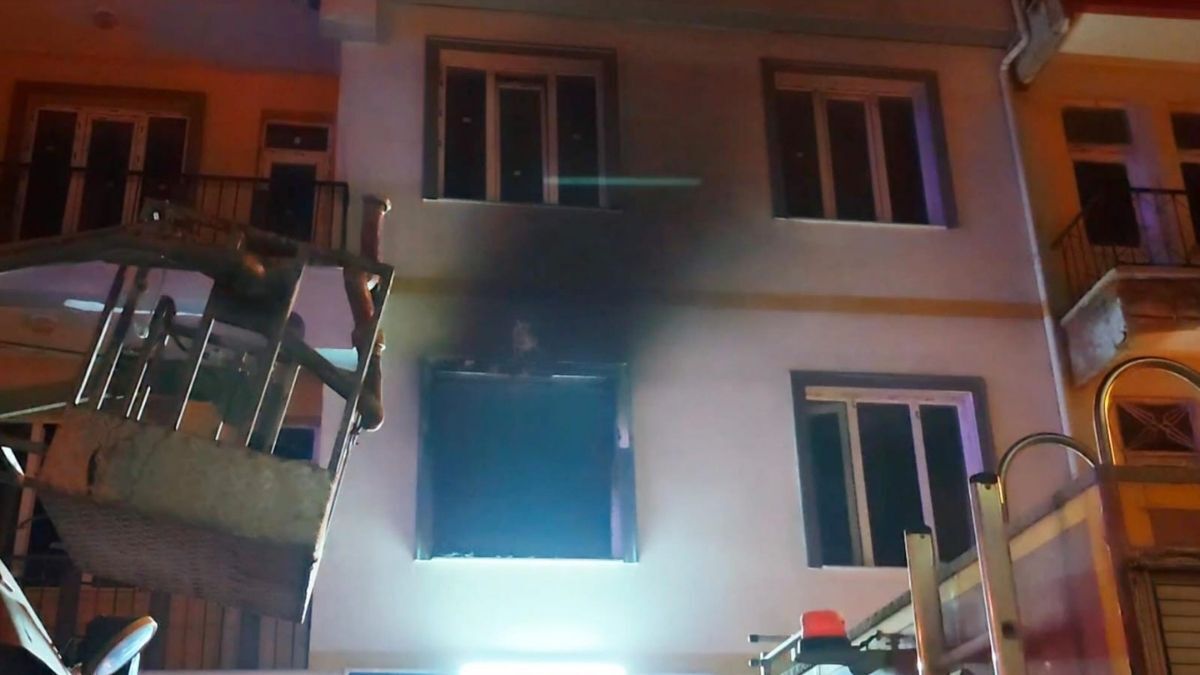 Aksaray’da Felaketi Yaşadılar Sobadan Çıkan Yangın Daireyi Kullanılamaz Hale Getirdi (4)