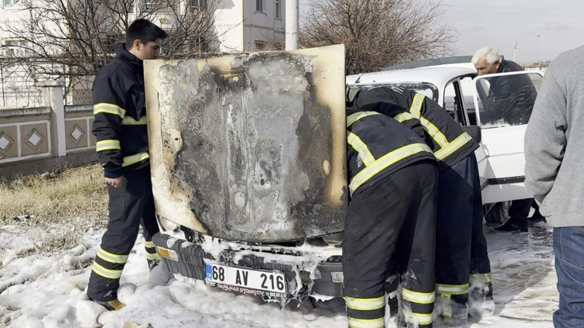 Aksaray’da Işe Giderken Aracı Alev Aldı Yangın Sonrası Araç Hurdaya Döndü (3)