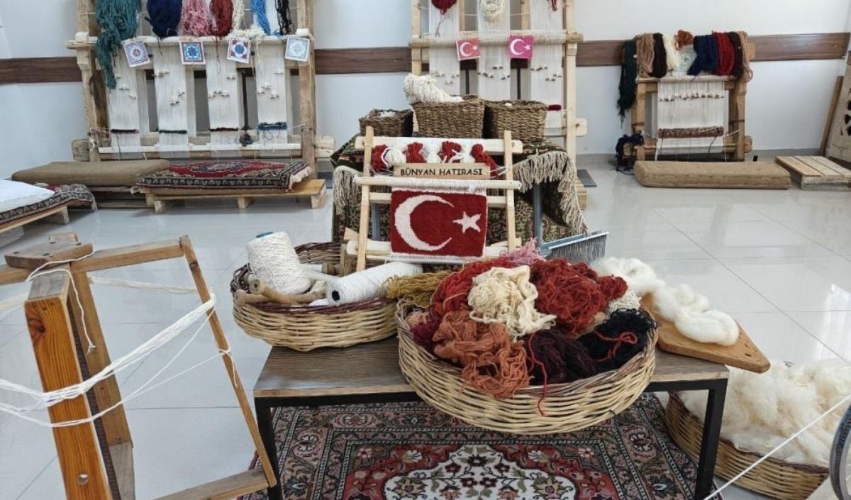 Bünyanlı Öğrenciler Halı Dokuyor (4)