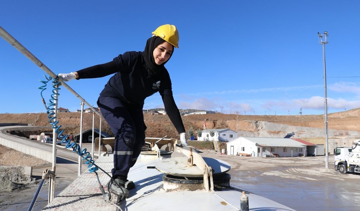 ‘Kadınsın Yapamazsın’ Dediler… Sivaslı Rabia Şimdi Tır Şoförlüğü Yapıyor! (2)