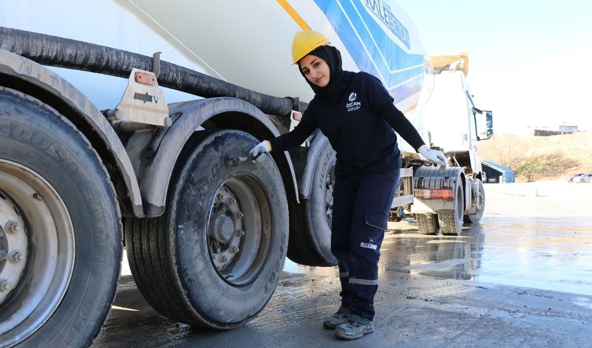 ‘Kadınsın Yapamazsın’ Dediler… Sivaslı Rabia Şimdi Tır Şoförlüğü Yapıyor! (3)