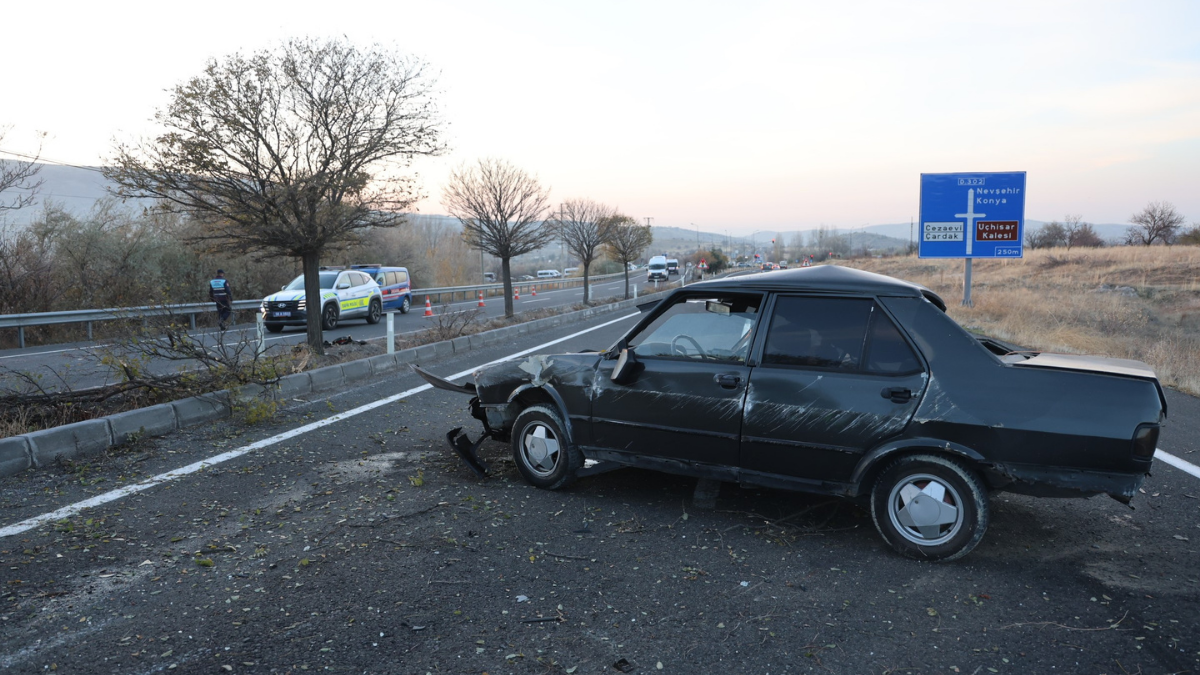 Kavşakta Kaza Takla Atan Otomobil Trafiği Kilitledi! (2)