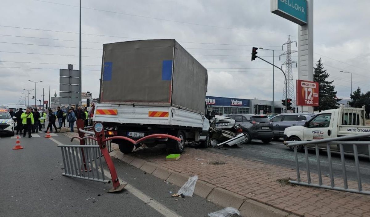 Kayseri Kocasinan’da Zincirleme Kaza! 1’I Ağır 3 Yaralı (3)