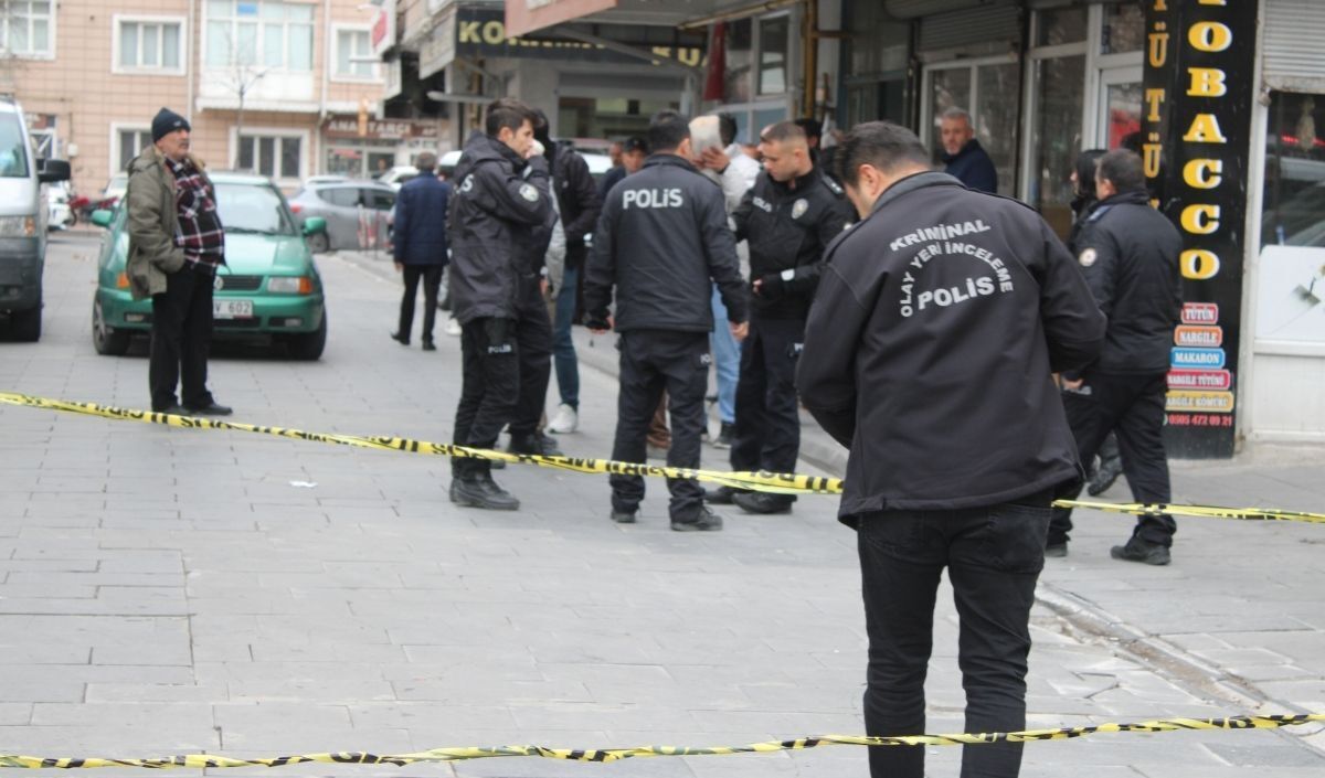 Kayseri Melikgazi’de Yoldan Geçenlere Bıçaklı Saldırı! Hunat Mahallesi’nde Yaşanan Olayda 1’I Ağır 3 Kişi Yaralandı, Şüpheli Gözaltına Alındı. Olayın Perde Arkası Ne Detaylar Deniz Posmelikgazi’de (1)