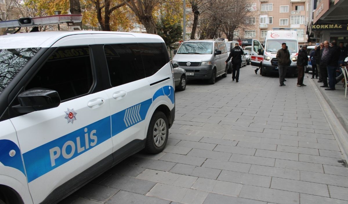 Kayseri Melikgazi’de Yoldan Geçenlere Bıçaklı Saldırı! Hunat Mahallesi’nde Yaşanan Olayda 1’I Ağır 3 Kişi Yaralandı, Şüpheli Gözaltına Alındı. Olayın Perde Arkası Ne Detaylar Deniz Posmelikgazi’de (3)