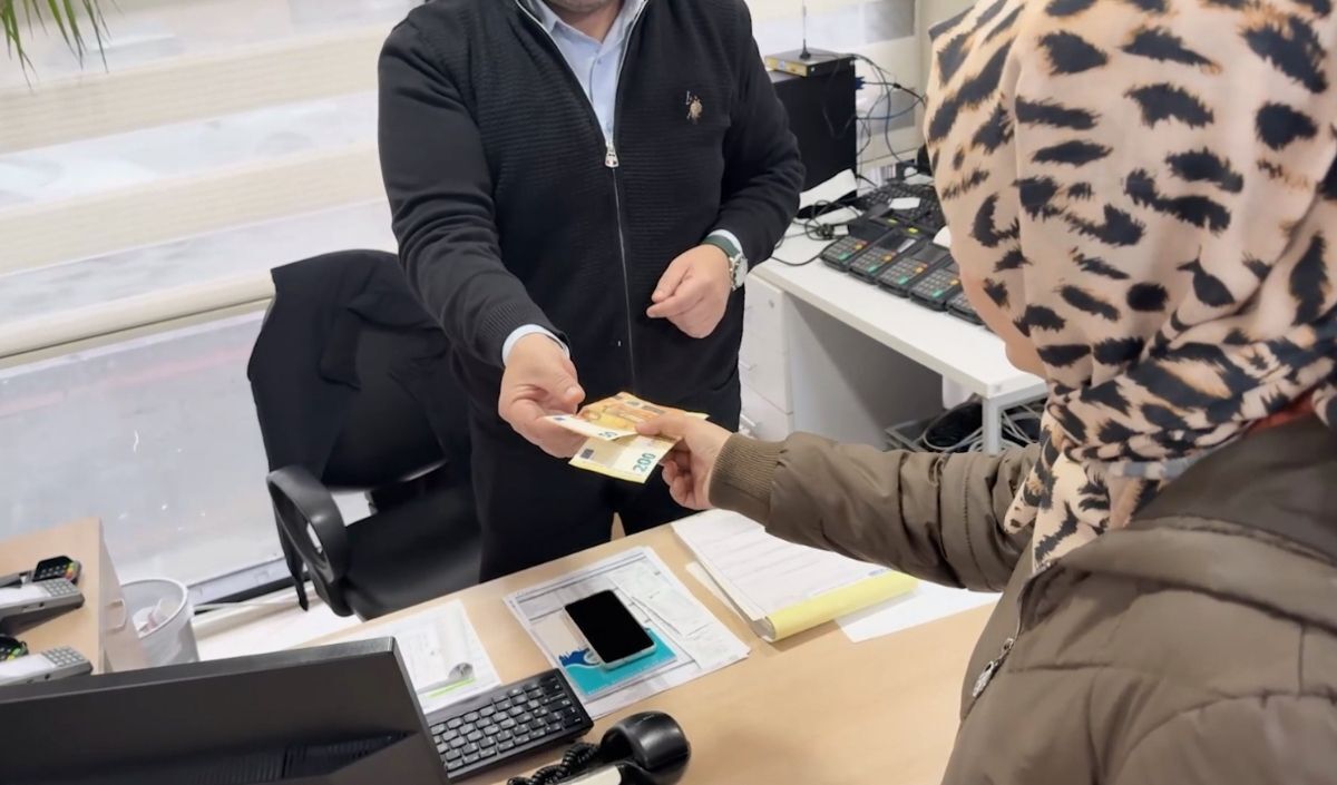 Kayseri’de Örnek Davranış Bulunan 250 Euro Sahibine Teslim Edildi (1)