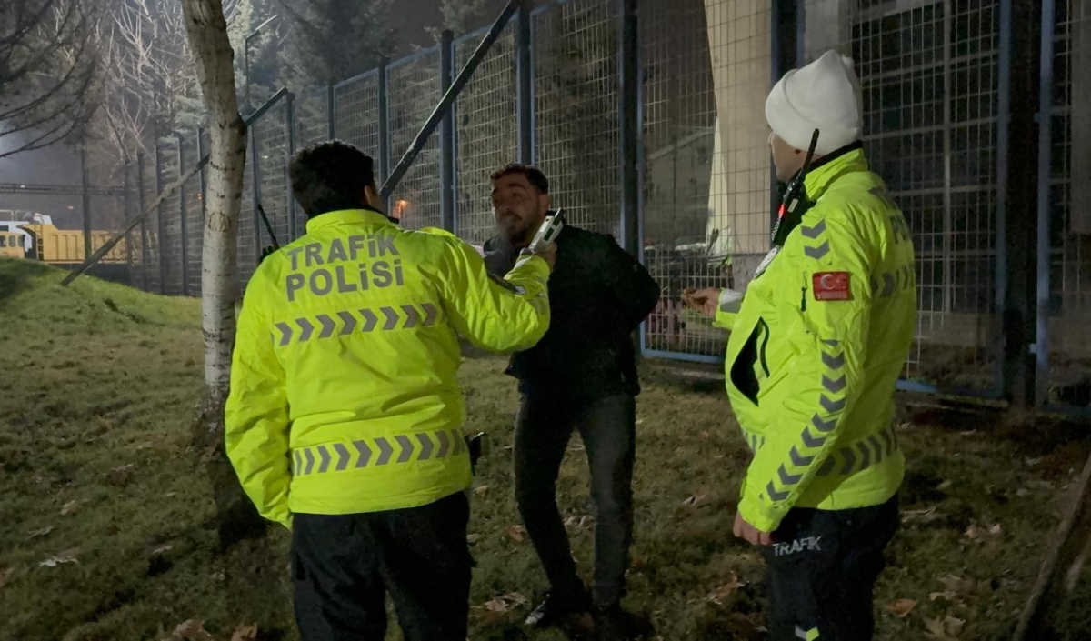 Kayseri’de Polisin ‘Dur’ Ihtarına Uymayarak, Kaçan Alkollü Sürücü Alkometreyi Üflememek Için Direndi (3)