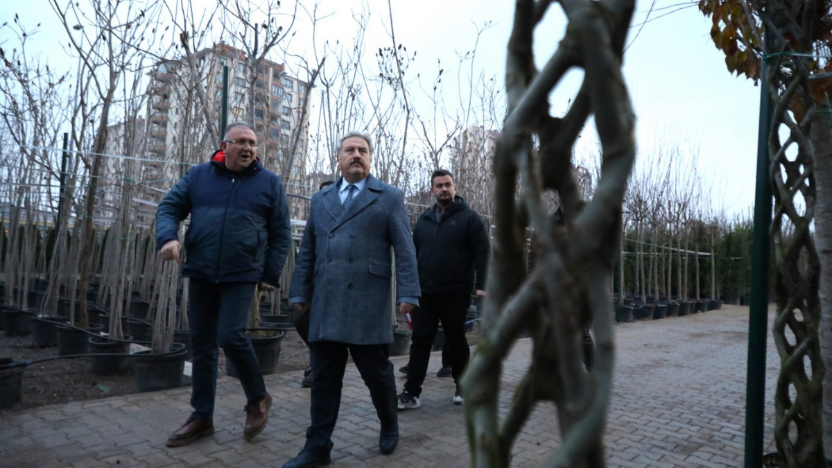 Melikgazi Belediyesi Ilçeyi Yeşillendirmeye Devam Ediyor Melikgazi Belediyesi, Çevreye Duyarlı Çalışmalarıyla Ilçenin Geleceğine Nefes Olmaya Devam Ediyor. İlçe Genelinde Yeşil Alanları Artırmayı (1)