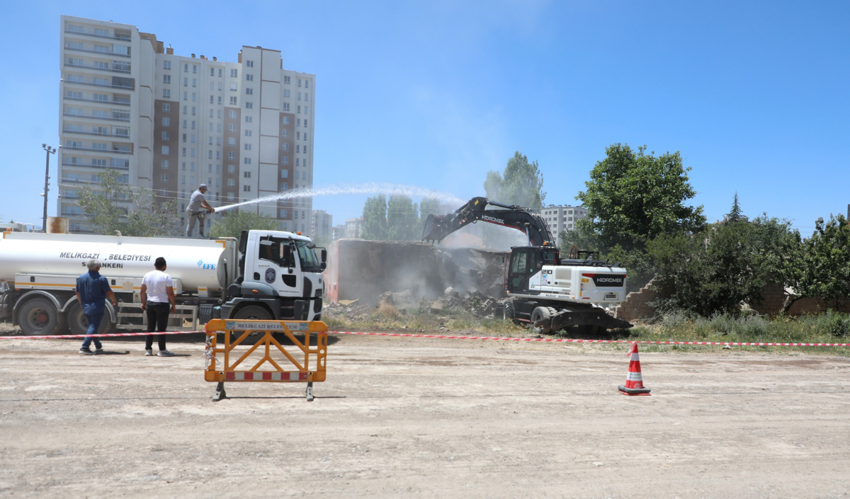 Metruk Yapı Melikgazi’de Barınamıyor 2025’Te Yaklaşık 100 Yapı Yıkıldı Spot Melikgazi Belediyesi, Ilçede Can Ve Mal Güvenliğini Tehdit Eden Metruk Ve Gecekondu Yapıları Tek Tek Kaldırıyor. 2025 Y (5)