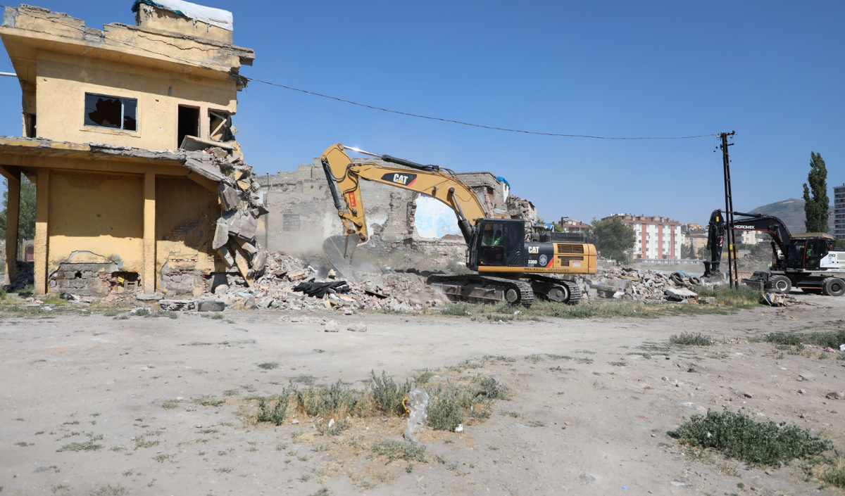 Metruk Yapı Melikgazi’de Barınamıyor 2025’Te Yaklaşık 100 Yapı Yıkıldı Spot Melikgazi Belediyesi, Ilçede Can Ve Mal Güvenliğini Tehdit Eden Metruk Ve Gecekondu Yapıları Tek Tek Kaldırıyor. 2025 Y (6)