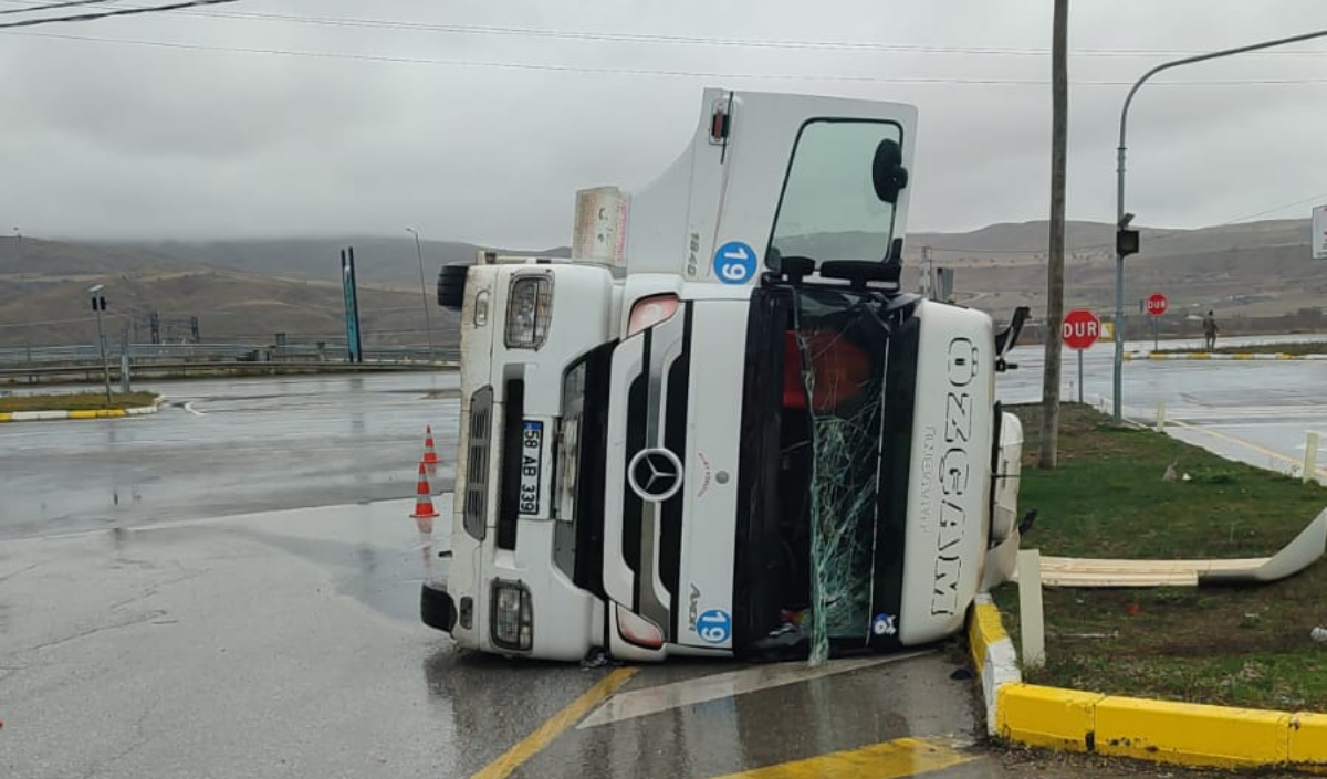 Sivas’ın Tek Kadın Tır Şoförü Neden Gündeme Geldi Rabia Demir’in Yaşadığı Kaza Nasıl Oldu Detaylar Deniz Postası’nda! (1)