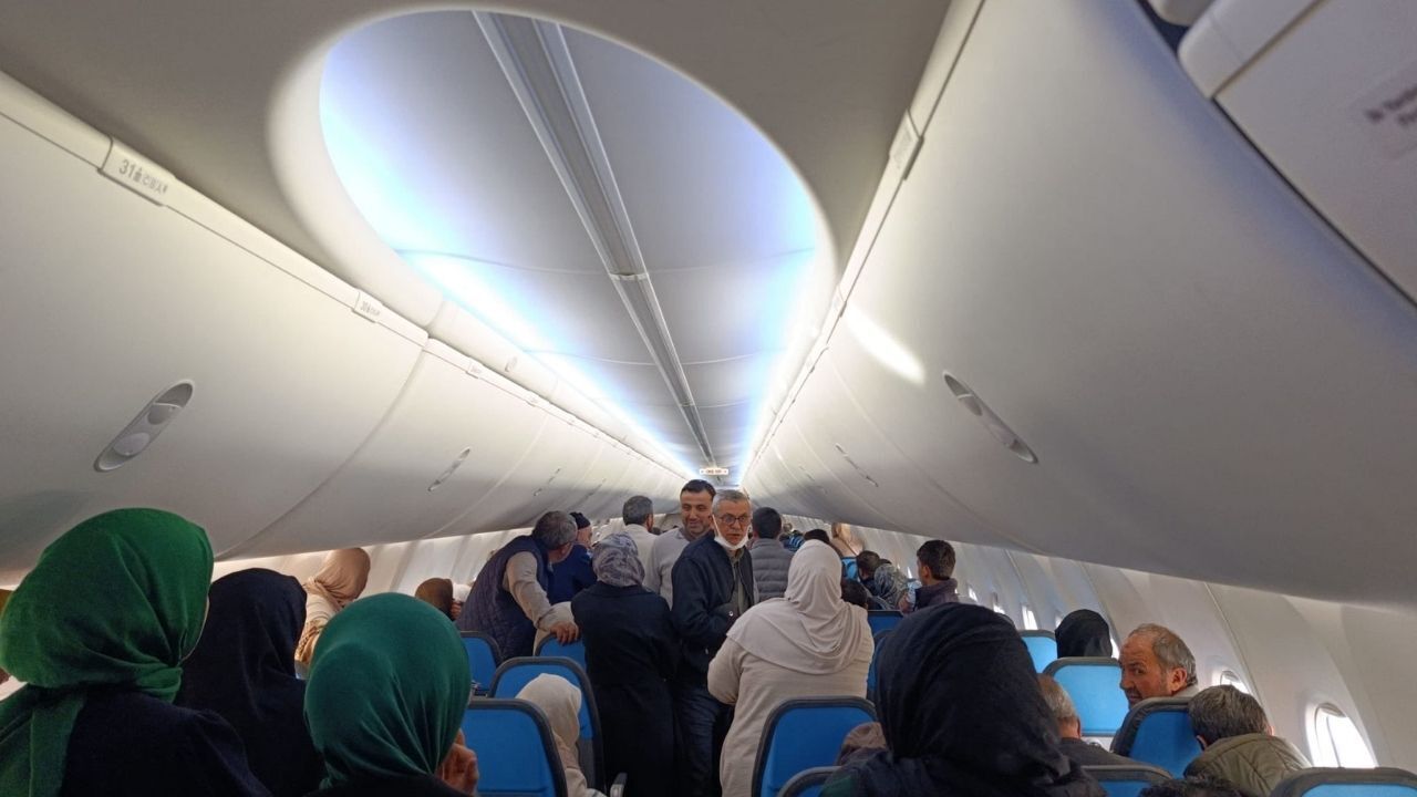 Kayseri'de Ajet Uçağında Skandal Iddia Pilot Mesaim Bitti Dedi Yolcular Zorla Indirildi