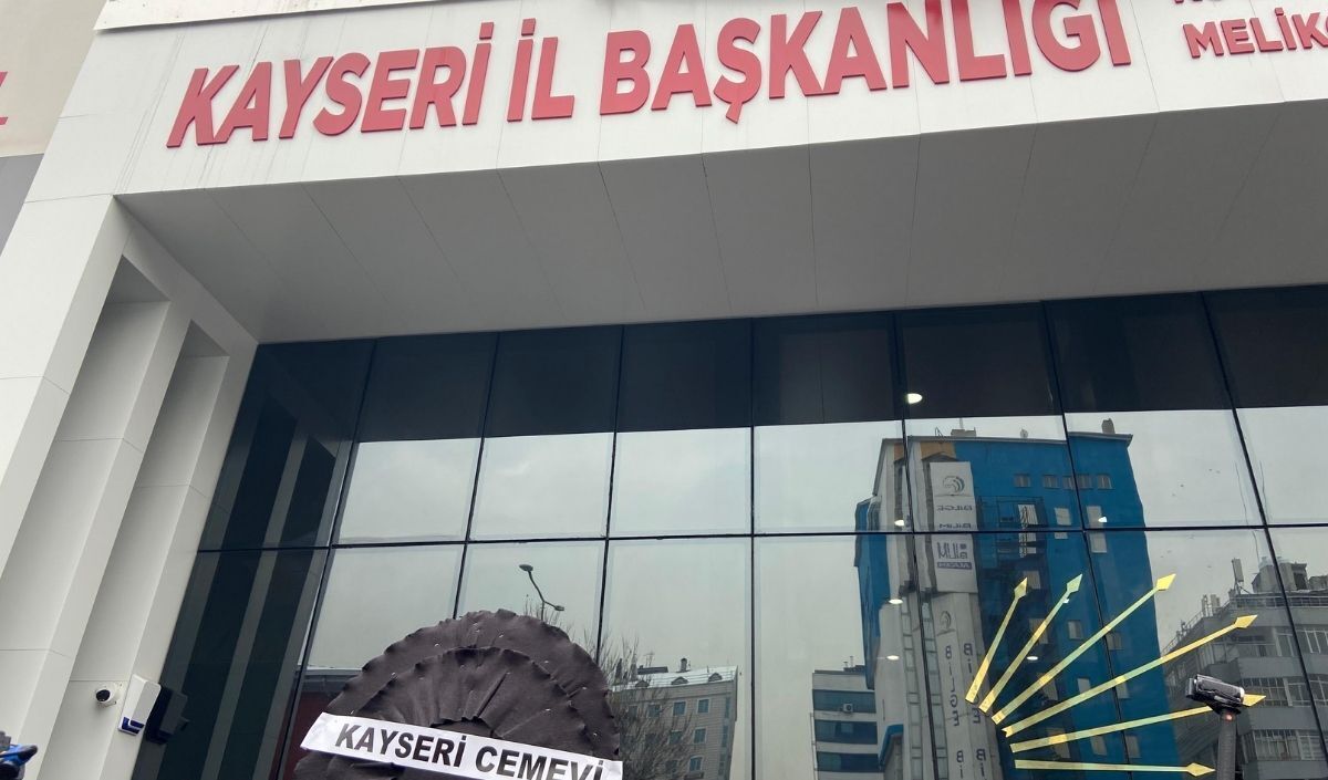 Kayseri’de Alevi Kurumlarından Chp İl Başkanlığı Önüne Siyah Çelenk (5)