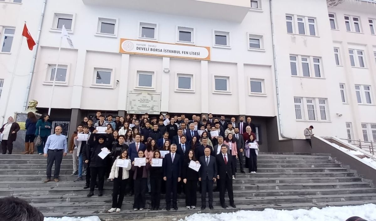 Kayseri’de Karne Coşkusu! Bakan Yardımcısı Develi’de, Protokol Merkezde Öğrencilerle Buluştu (2)