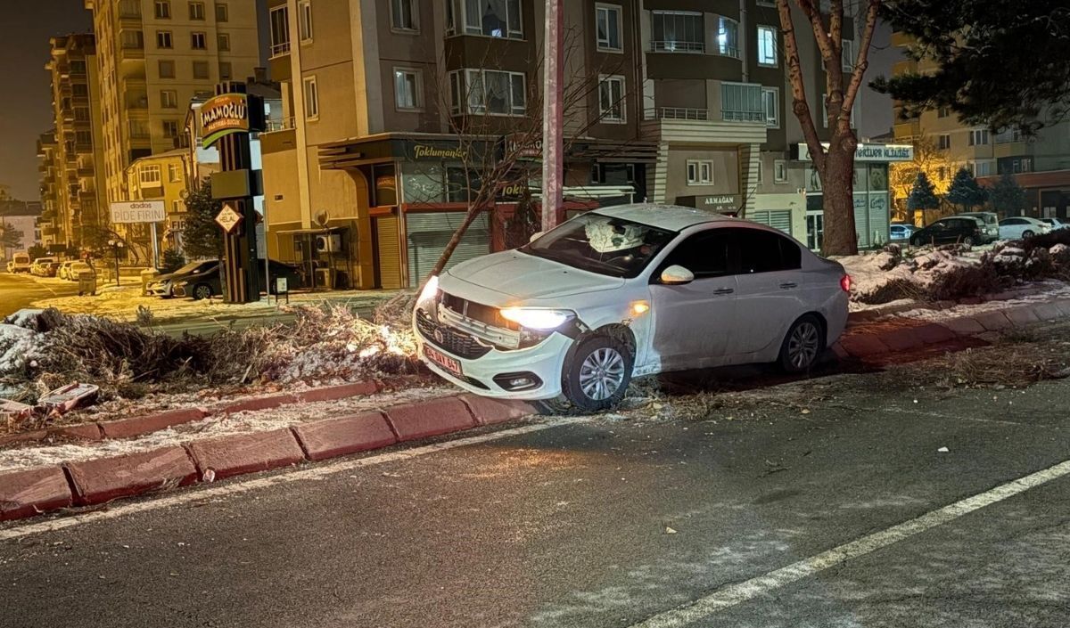 Kayseri’de Yaşanan Trafik Kazası Dikkat Çekti. Melikgazi’de Alkollü Olduğu Belirlenen Sürücü Önce Ağacı Devirdi, Ardından Direğe Çarptı. 1.42 Promil Detayı Ve Uygulanan Ceza Haberimizde.